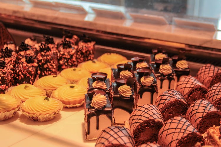 Eat Pastries From Kookie Jar LBB, Kolkata